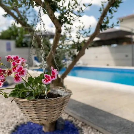 Stunning In With 2 Bedrooms, Wifi&outdoor Swimming Pool Vakantiehuis