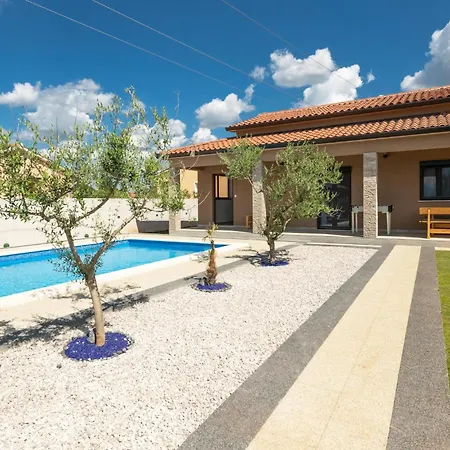 Stunning In With 2 Bedrooms, Wifi&outdoor Swimming Pool *