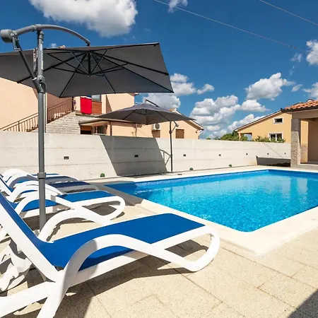 Stunning In With Kitchen Holiday home Nedescina