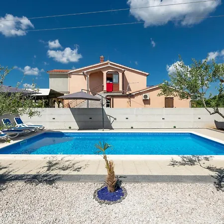 Holiday home Stunning In With Kitchen Nedescina